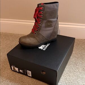 Sorel Women's Gray and Red Lace-Up Boots